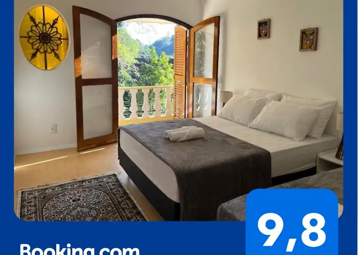 Suíte Romântica premiada com linda vista de varanda em Petrópolis!